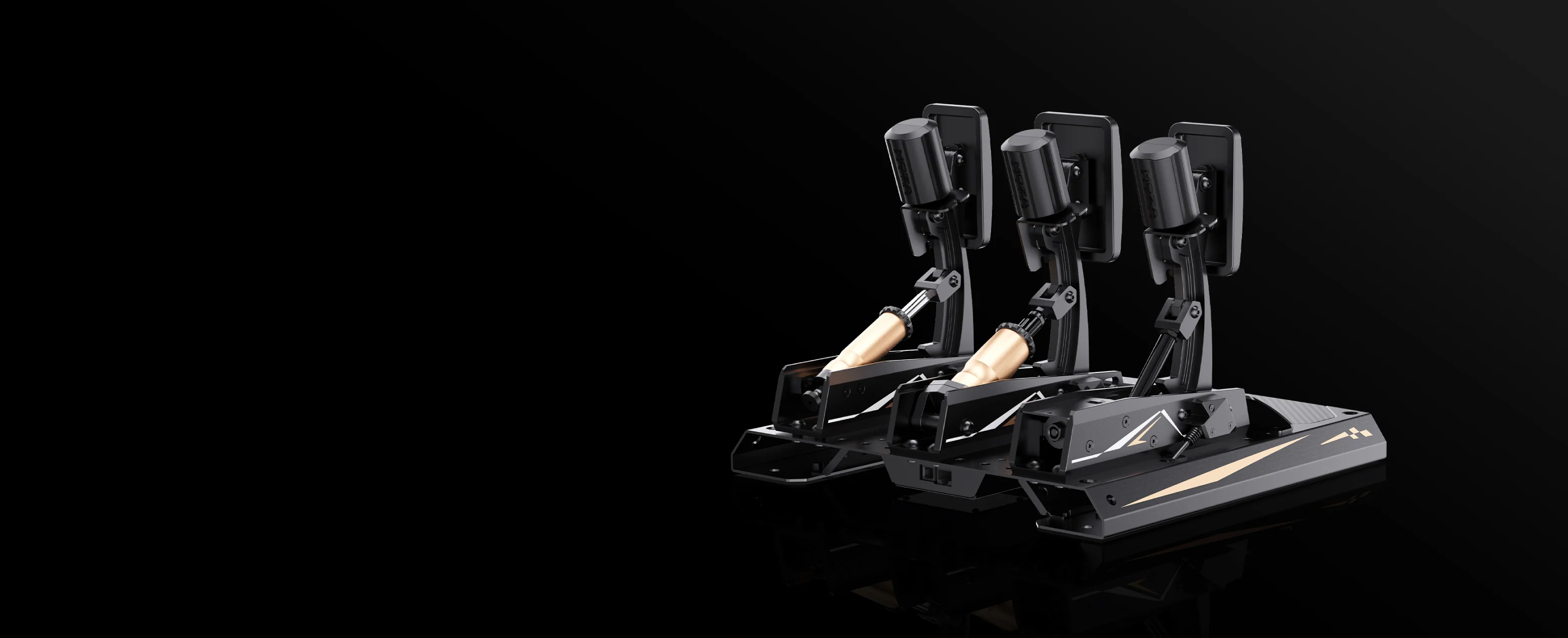 Trzy moduły MOZA Pedal Haptic Feedback zamontowane na gazie, hamulcu i sprzęgle zestawu pedałów